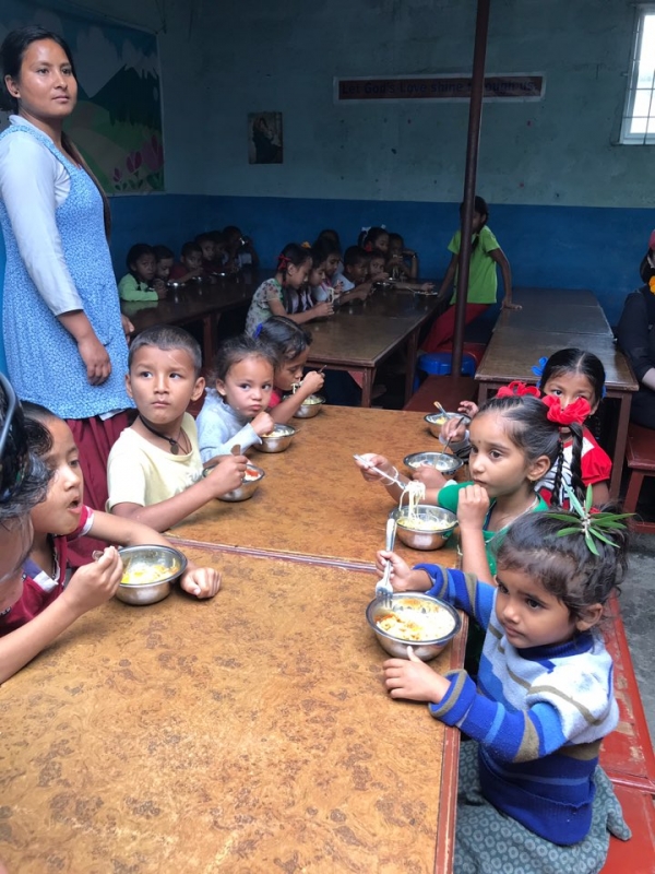 포카라 공부방 아이들의 급식 시간