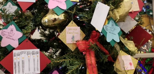 아동들이 크리스마스에 받고싶은 선물을 적어 산타에게 보낸 편지들이 기빙 트리에 걸려있다.